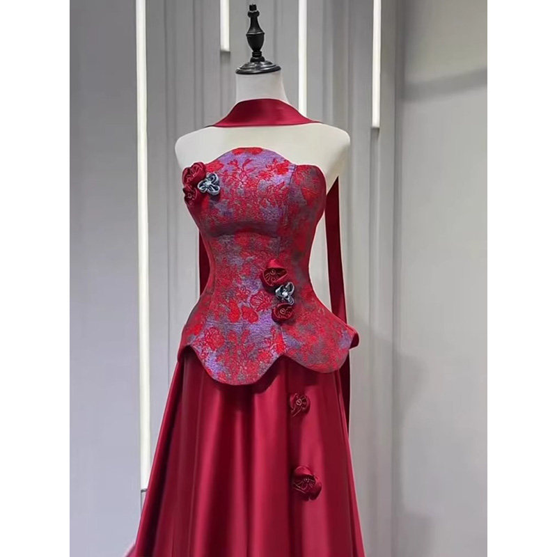 Đầm dạ hội ôm body cổ yếm đỏ đính kết cầu kỳ phong cách tân cổ điển — Đỏ rượu