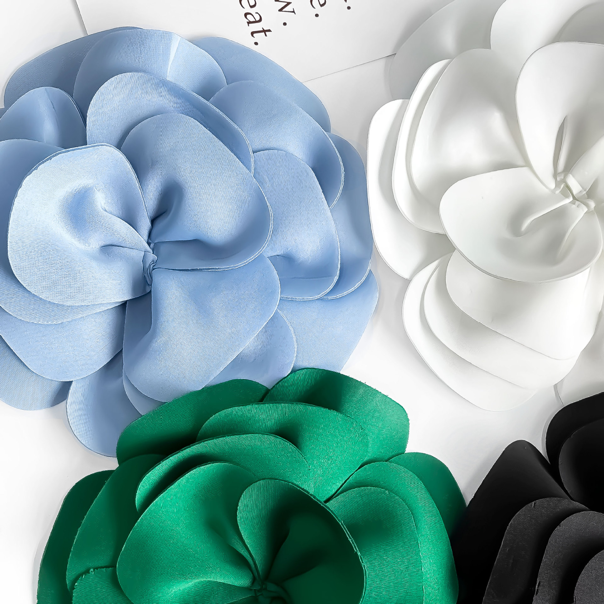 Nuevo corsage de flores tridimensional versátil en tela, accesorios para vestidos de novia, disfraces de espectáculo, trajes de baile y decoraciones cosidas a mano.