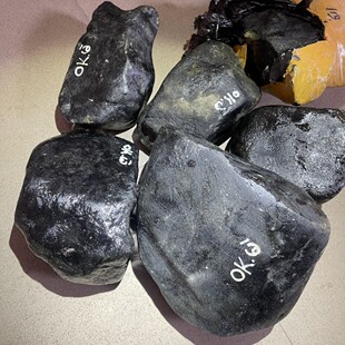 Emerald Raw Stone Mowan Base Water Material with Good Quality and Lighting Performance Moxisha Old Material with Lighting with Green Myanmar Mine