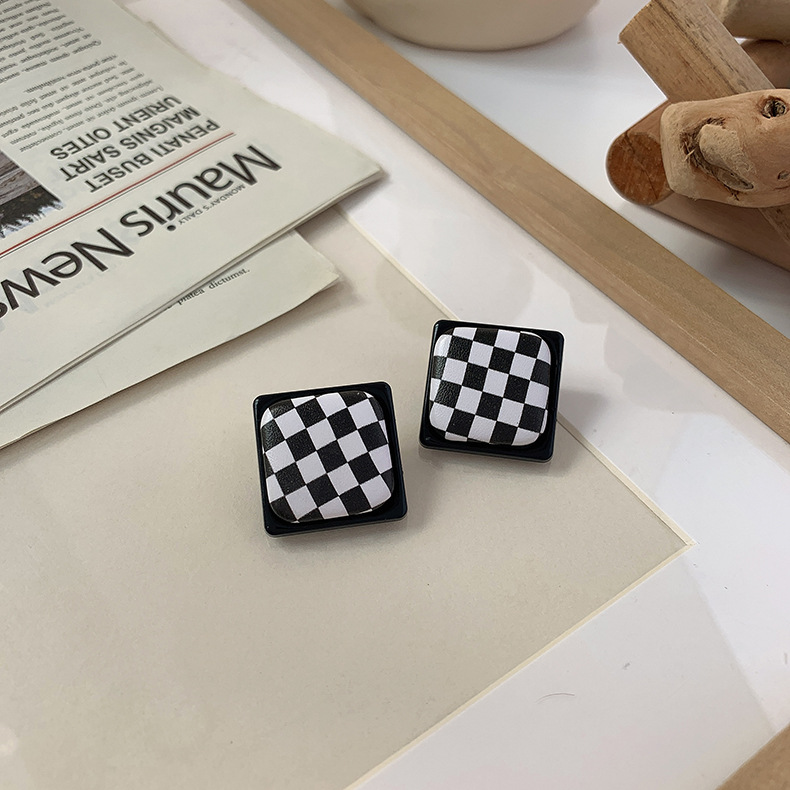 Heart-shaped Square Checkerboard Stud Earrings Wholesale Nihaojewelry display picture 3