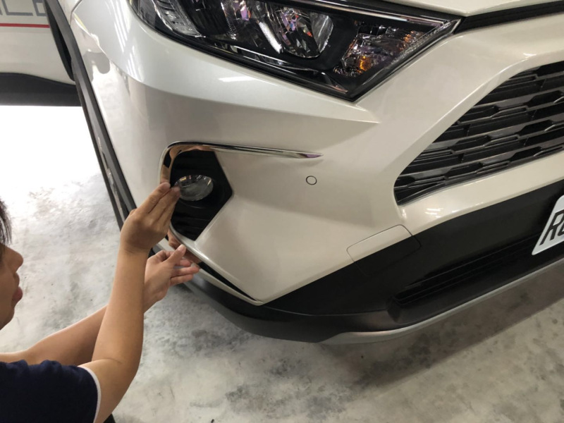 豊田栄は20種類のRAV4を入れて専用のドアの縁のカバーを改造した後、ドアパネルの車体のテールゲートを飾った|undefined