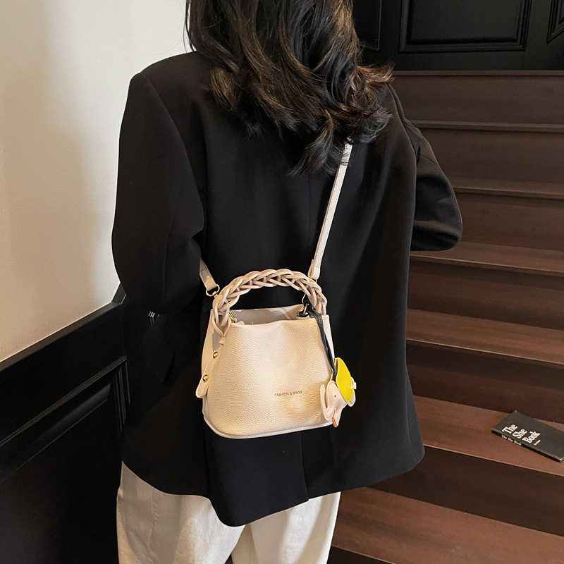 Bolso pequeño portátil de textura de alta calidad para mujer 2025 nuevo bolso de cubo de cuero suave de moda bolso de mensajero de hombro casual de todo fósforo