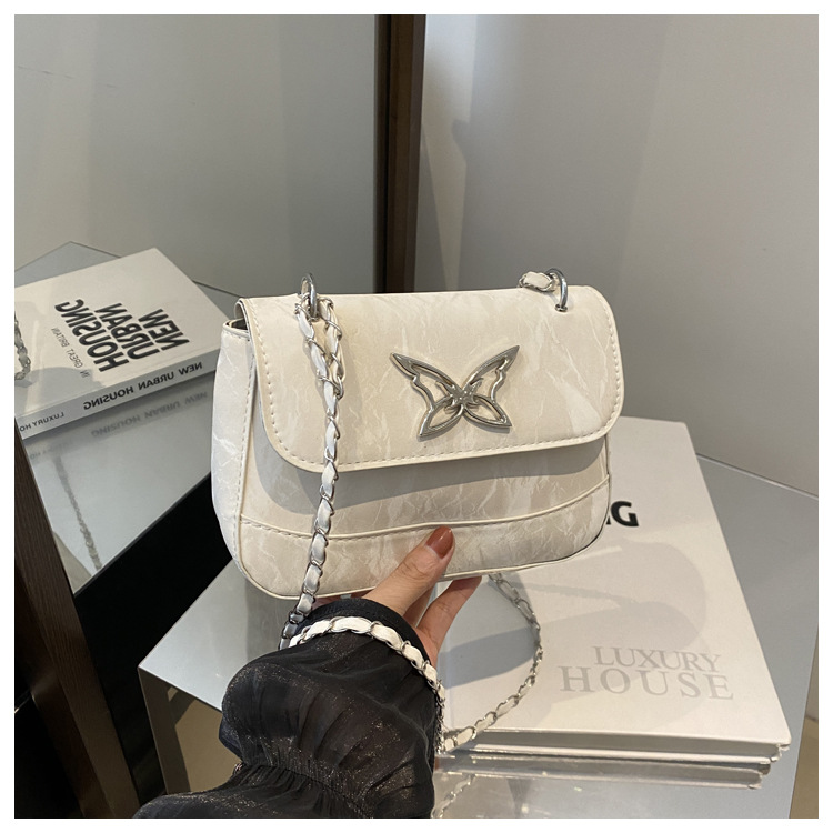 This is a trendy, casual, fashionable and simple crossbody bag for women with a niche design in the autumn of 2024 undefined
