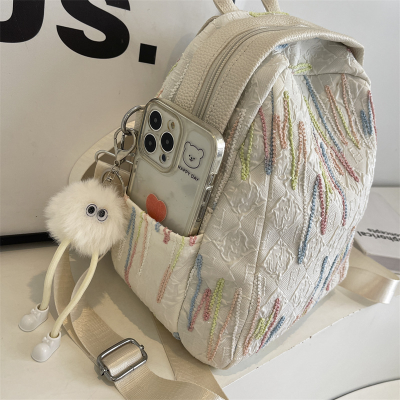 Mochila de nailon para mujer 2024 nueva mochila pequeña de color de contraste de moda salvaje mochila de viaje ligero al por mayor