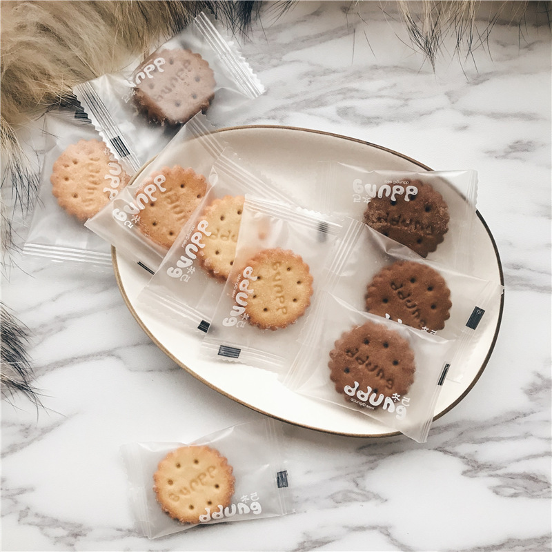 Winter egg yolk cookies, famous black sugar tiramisu malt filling cookies, one bag contains 18 small packs, a box contains 40 packs