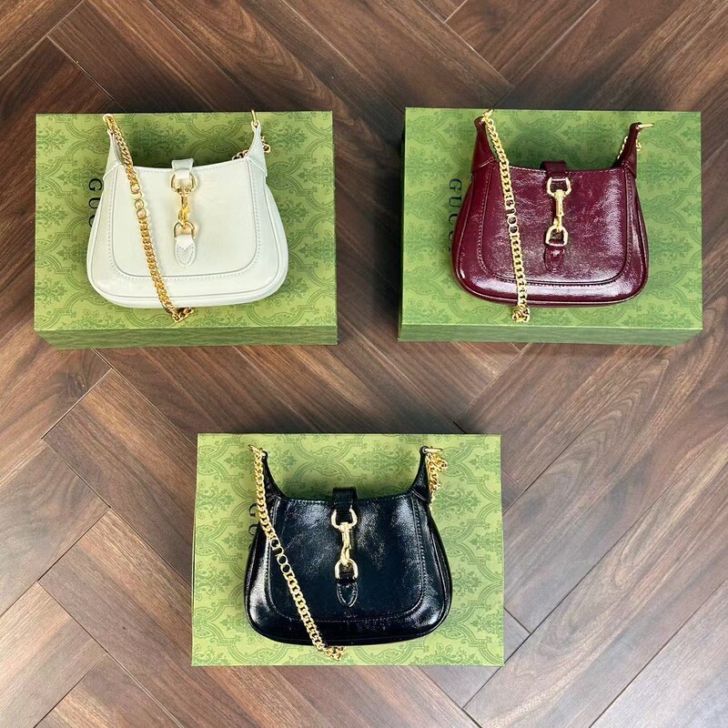 2025 Summer New Model, Factory Direct Wholesale, Chain Lock Oil Wax Leather Crossbody Bag, a Must-Have for Travel