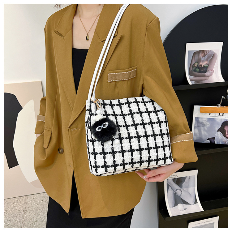 This year's popular bags are versatile for women. The 2023 new tweed bucket single-shoulder bag exudes a sense of sophistication and is a student commuting tote bag undefined