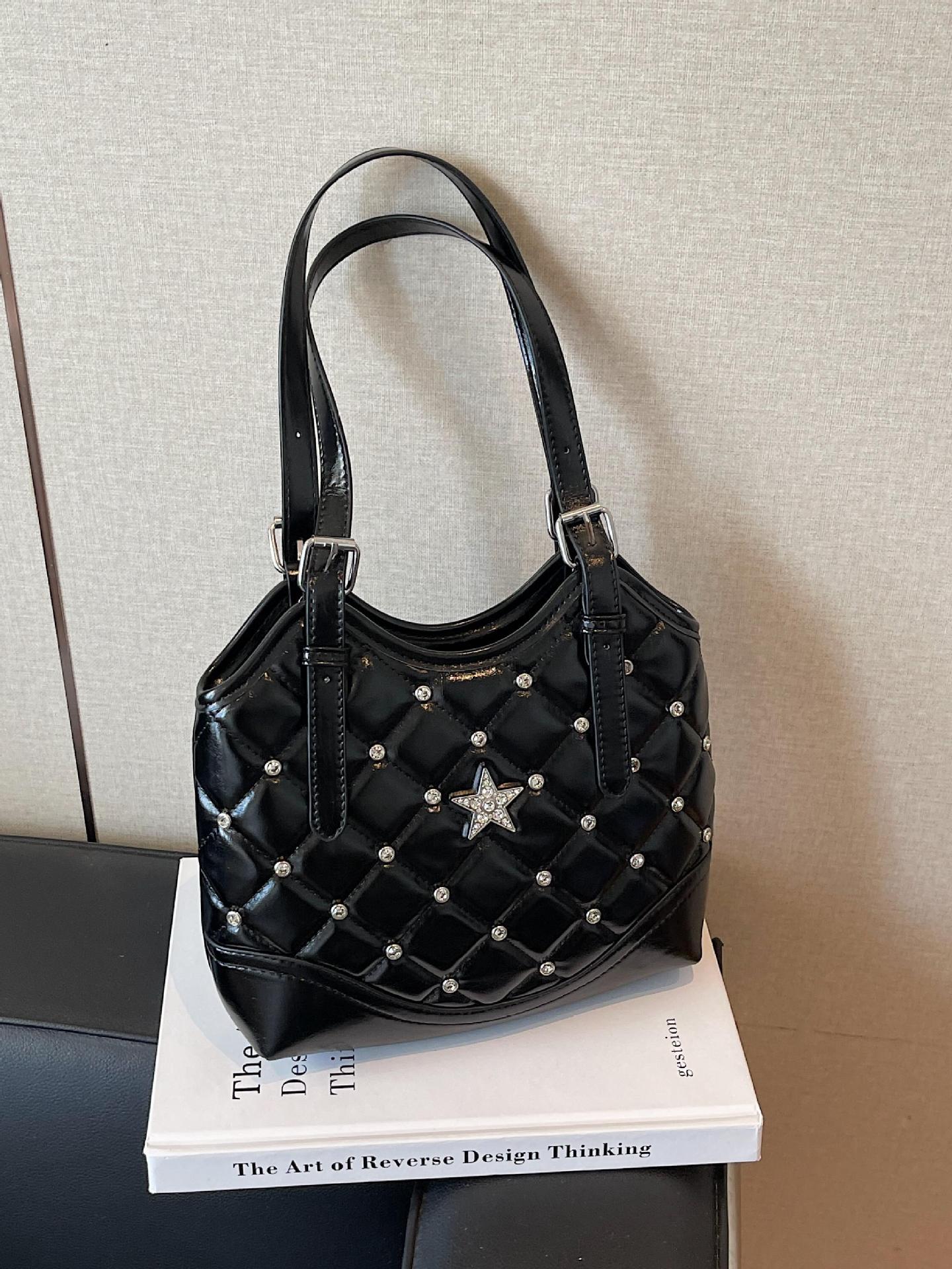 Bolso de remaches de moda de estilo extranjero para mujeres 2025 verano nuevo diamante versátil bolso de mochila súper caliente bolso de cubo