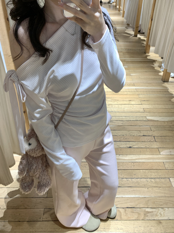 韩系粉条纹斜肩长袖t恤女装秋季修身打底绑带设计感别致露肩上衣|undefined