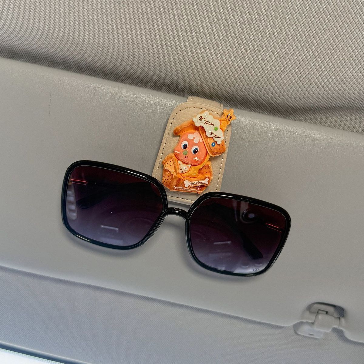 Car glasses holder with star design, sunglasses clip for car interior, sun visor magnetic storage rack for women