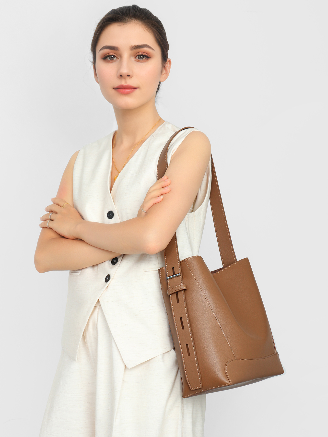 バッグファッションクロスボディバッグニッチデザインシニアセンスショルダーバッグレディースファッションポータブルバケットバッグ通勤レディースバッグ