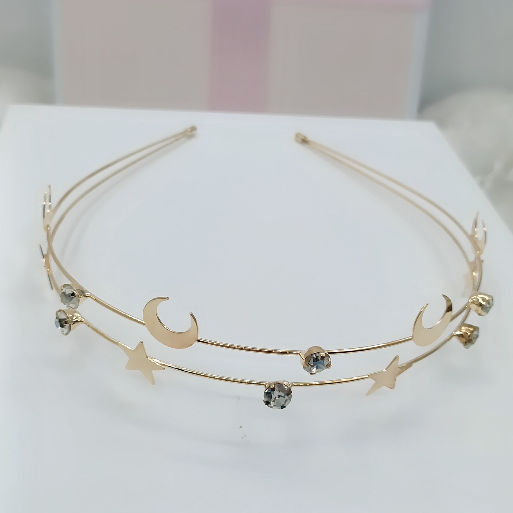 新しい韓国の金属の星空のカチューシャの前髪は星の月のドリルの合金のヘアピンのネットの赤いファッションの装飾品を掛けます。