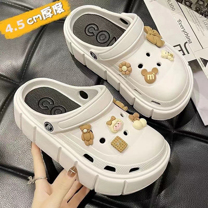 Zapatos de agujero de suela gruesa para mujer verano 2023 nueva celebridad en línea Princesa punta cerrada slip-on sandalias lindas ropa exterior para mujer