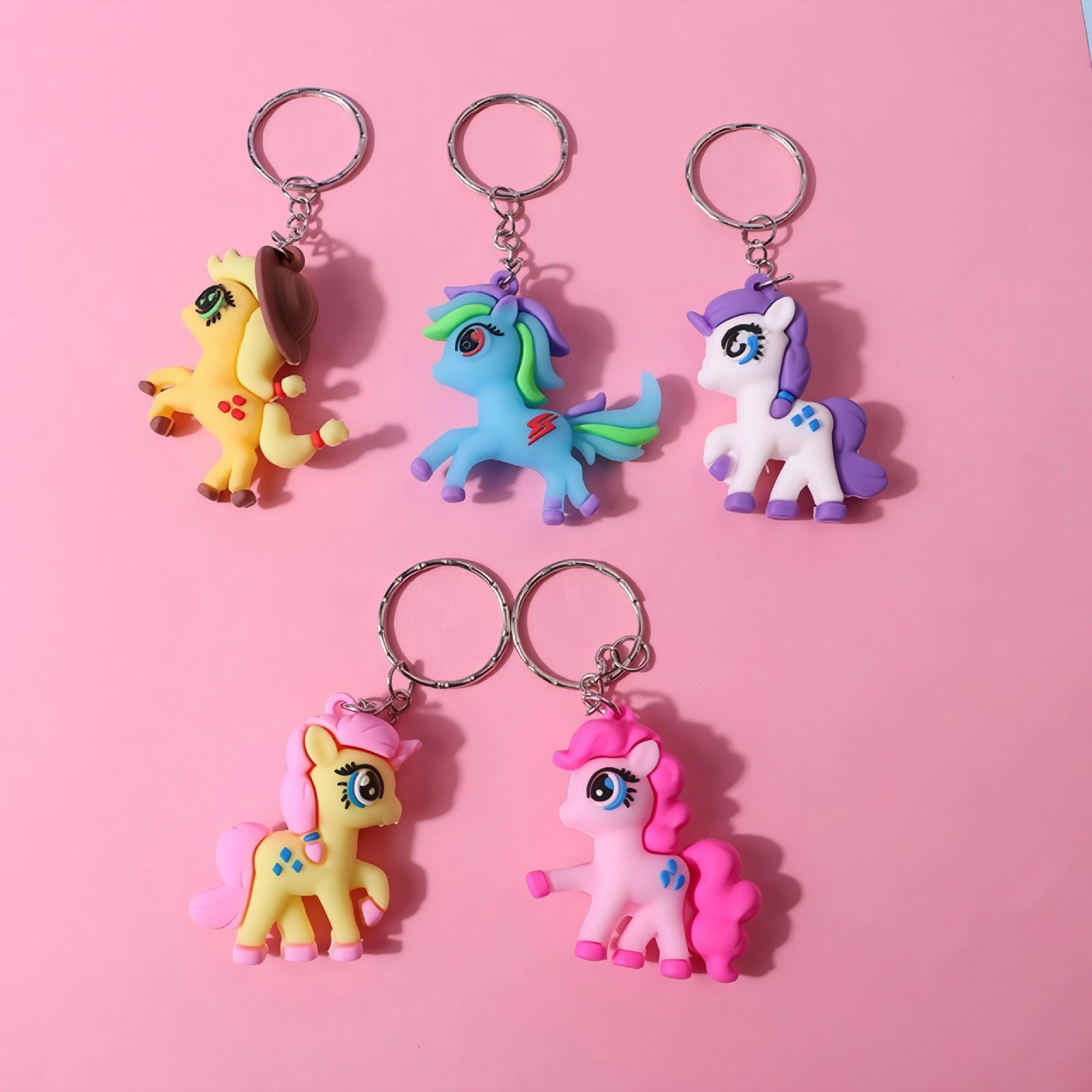 Caricatura lindo pony Polly llavero unicornio colgante PVC pegamento blando pony muñeca accesorios bolsa en stock image 11