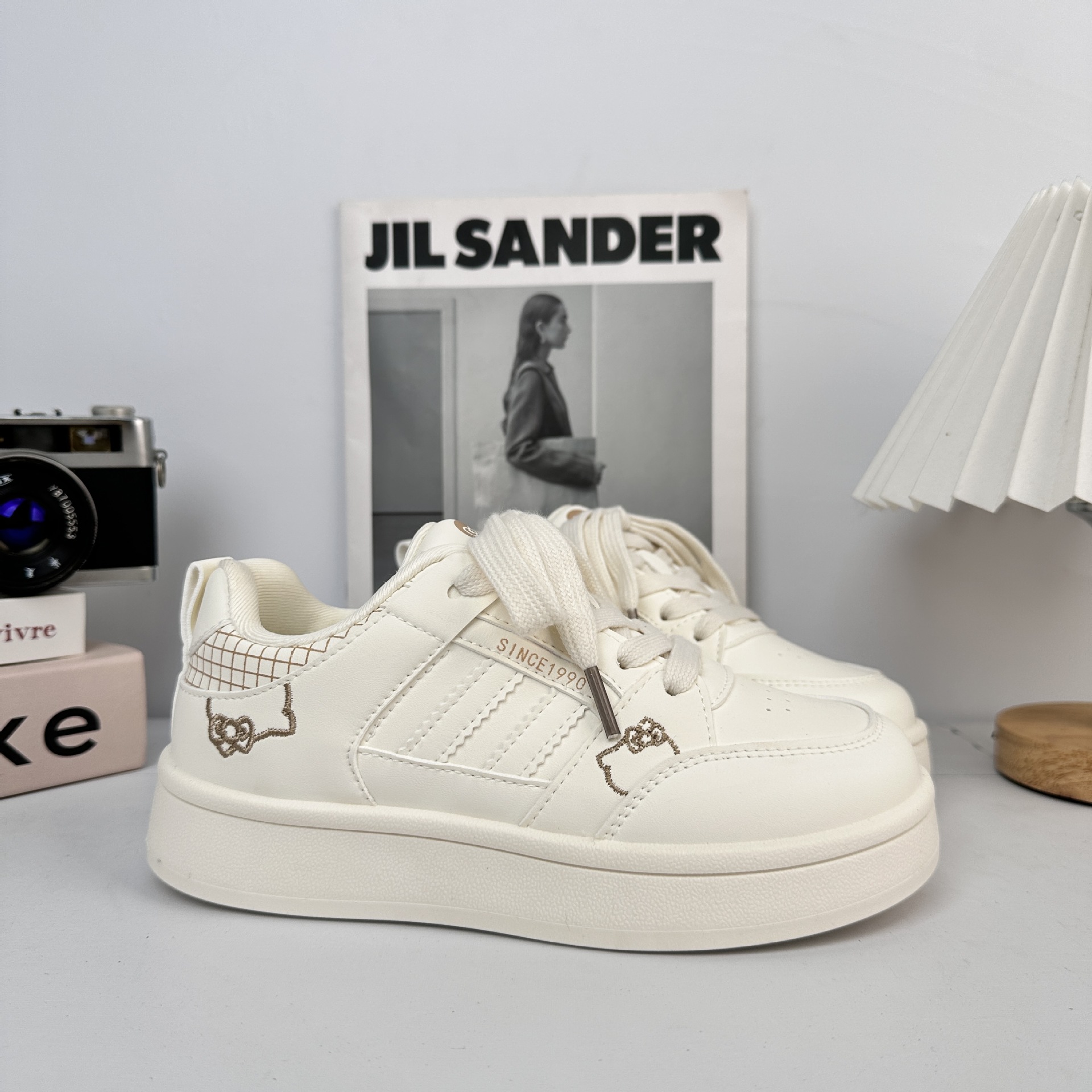 Zapatos de soleas gruesas de larga onda para mujeres 2025 nuevos zapatos blancos de verano nicho universal zapatos de pan de deporte casual