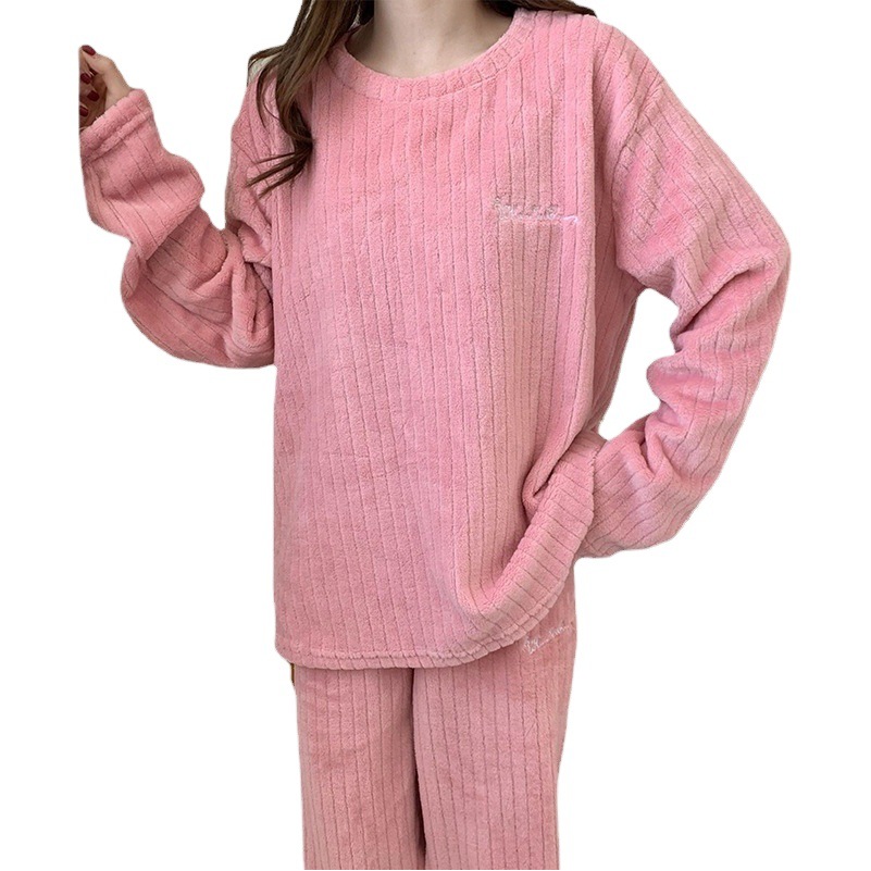 Traje cálido Crescent City 2025 invierno nuevo pijama de terciopelo coral de talla grande con rayas verticales gruesas para estar en casa