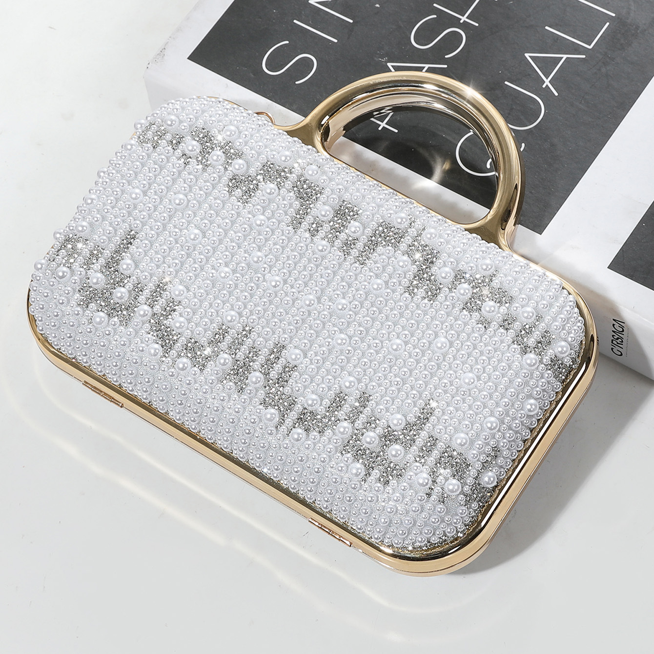 Diese elegante smaragdgrüne Abendclutch besticht durch zarte Blumenmuster, goldfarbene Metalleinfassung und funkelnde Strasssteine. Mit geschwungenem Henkel und ..._voghion.com