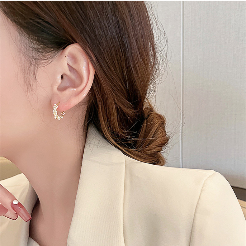春夏轻奢气质圆圈珍珠耳环2022年新款潮耳圈女耳扣小众设计感耳饰