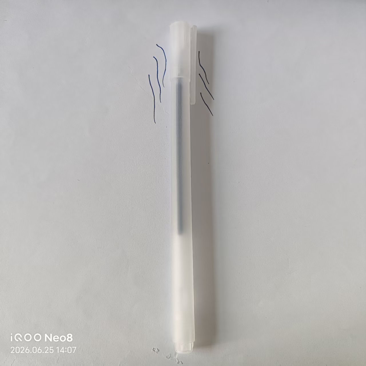 투명한 줄기, 흰색 꼬리, 파란색 코어