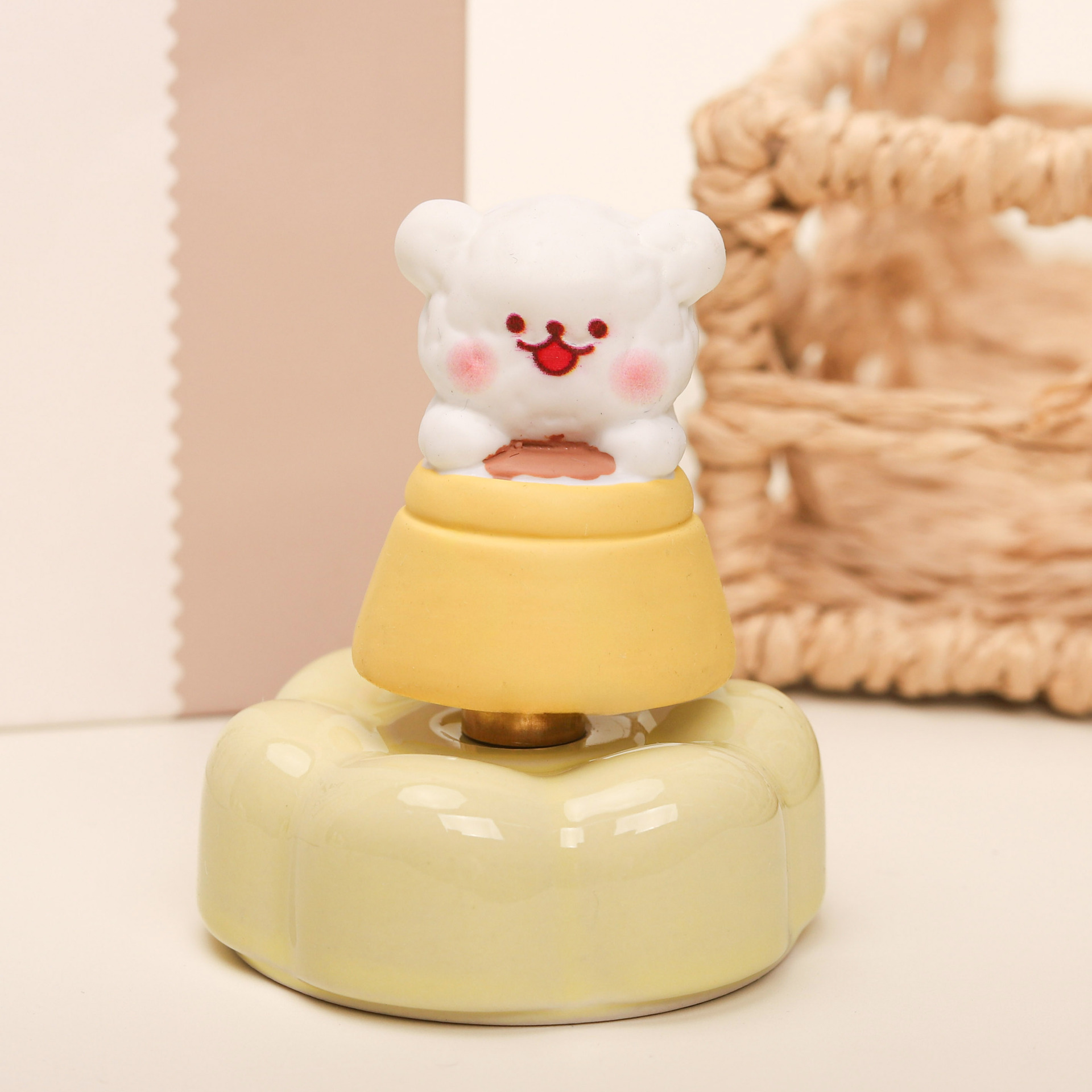 Trendy online sensation: Line dog spinner, rotatable car and desktop ornament, suitable for gifting, selling at stalls, and as a wholesale gift