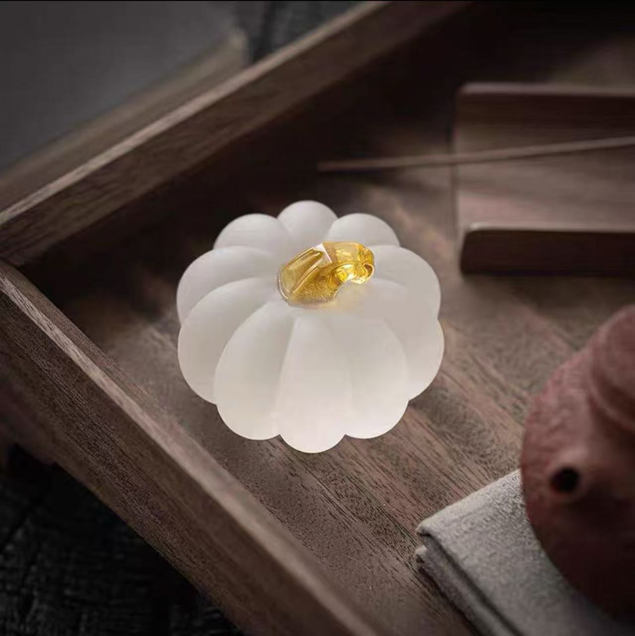 문진[호박] 반투명 흰색-5cm-녹색 잎