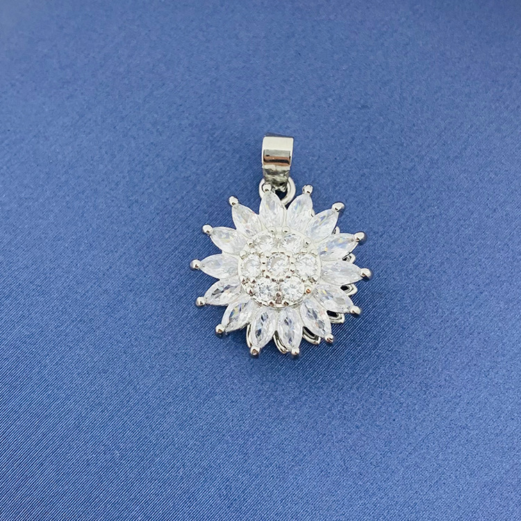 百種類のペンダントは心のままにファッションの経典を配合します。カップルの美しいペンダントは親友のアクセサリーを送ります。