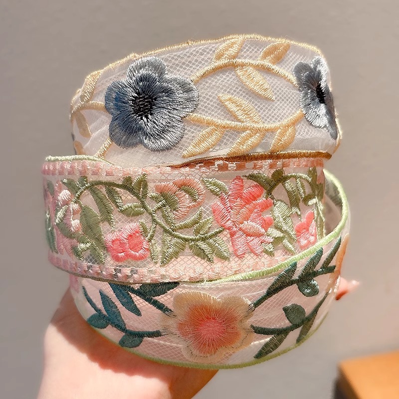 Nuevo bordado de encaje chino para mujeres 2025 nuevo estilo nacional de viento borde ancho alto cráneo cabeza de banda de lavado de la cara prensado pelo paquete