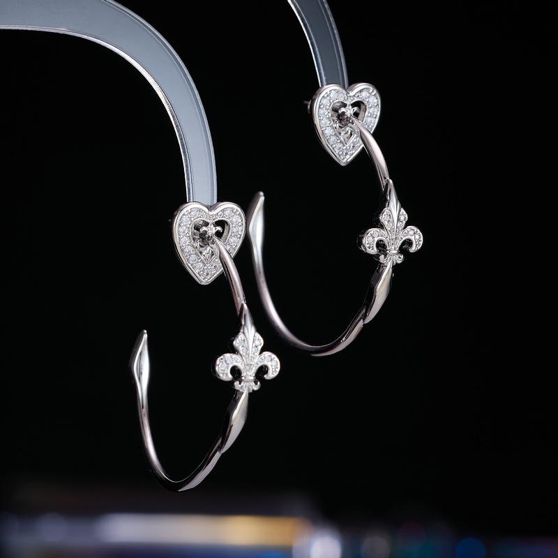 New stylish and unique exaggerated iris flower large hoop earrings, light luxury design, versatile and elegant C-ring earrings
