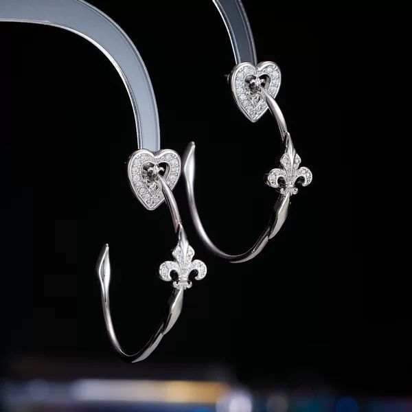 New stylish and unique exaggerated iris flower large hoop earrings, light luxury design, versatile and elegant C-ring earrings