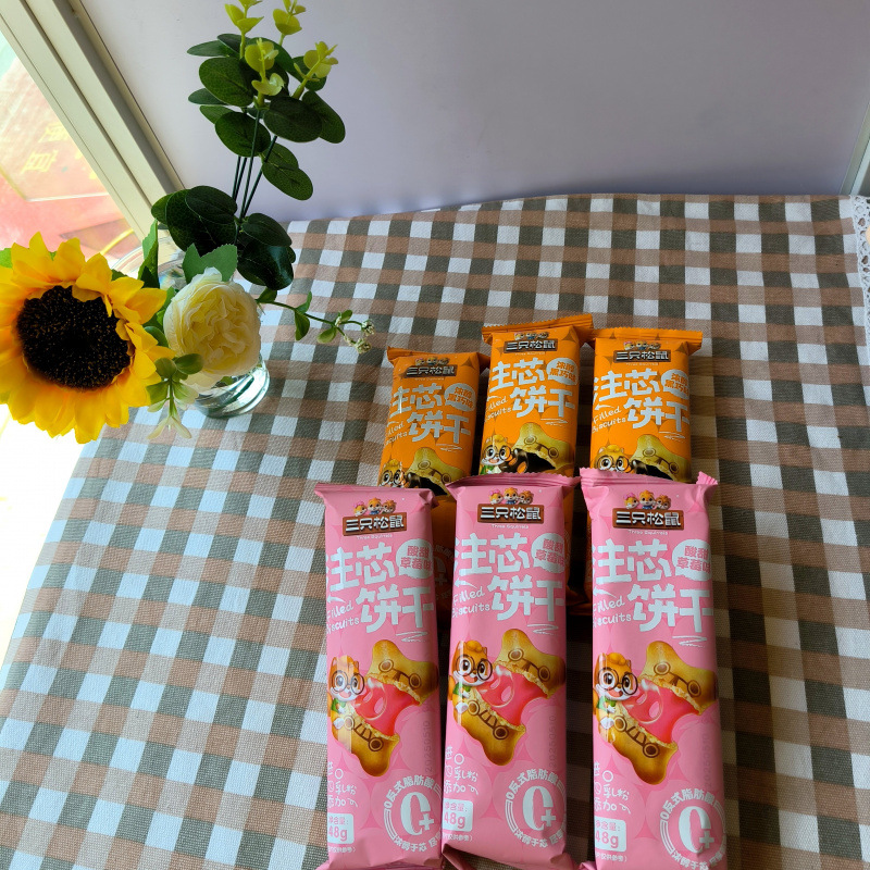 Three Squirrels Filled Biscuits 48g Sweet and Sour Strawberry Flavor Dark Chocolate Flavor Dormitory Snacks Craving-Relief Snacks Breakfast Biscuits