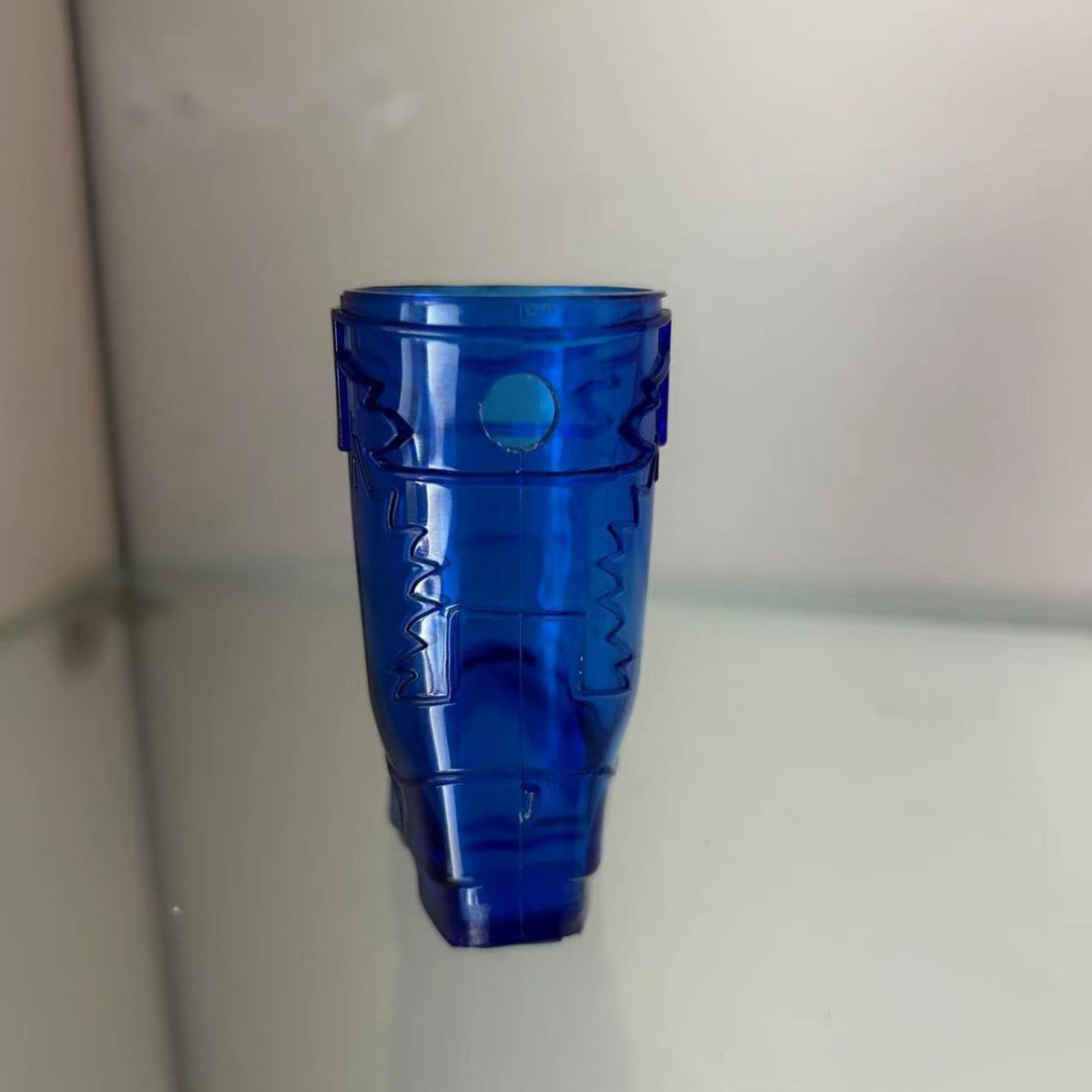 Прозрачное темно-синее большое отверстие (7-8 мм)