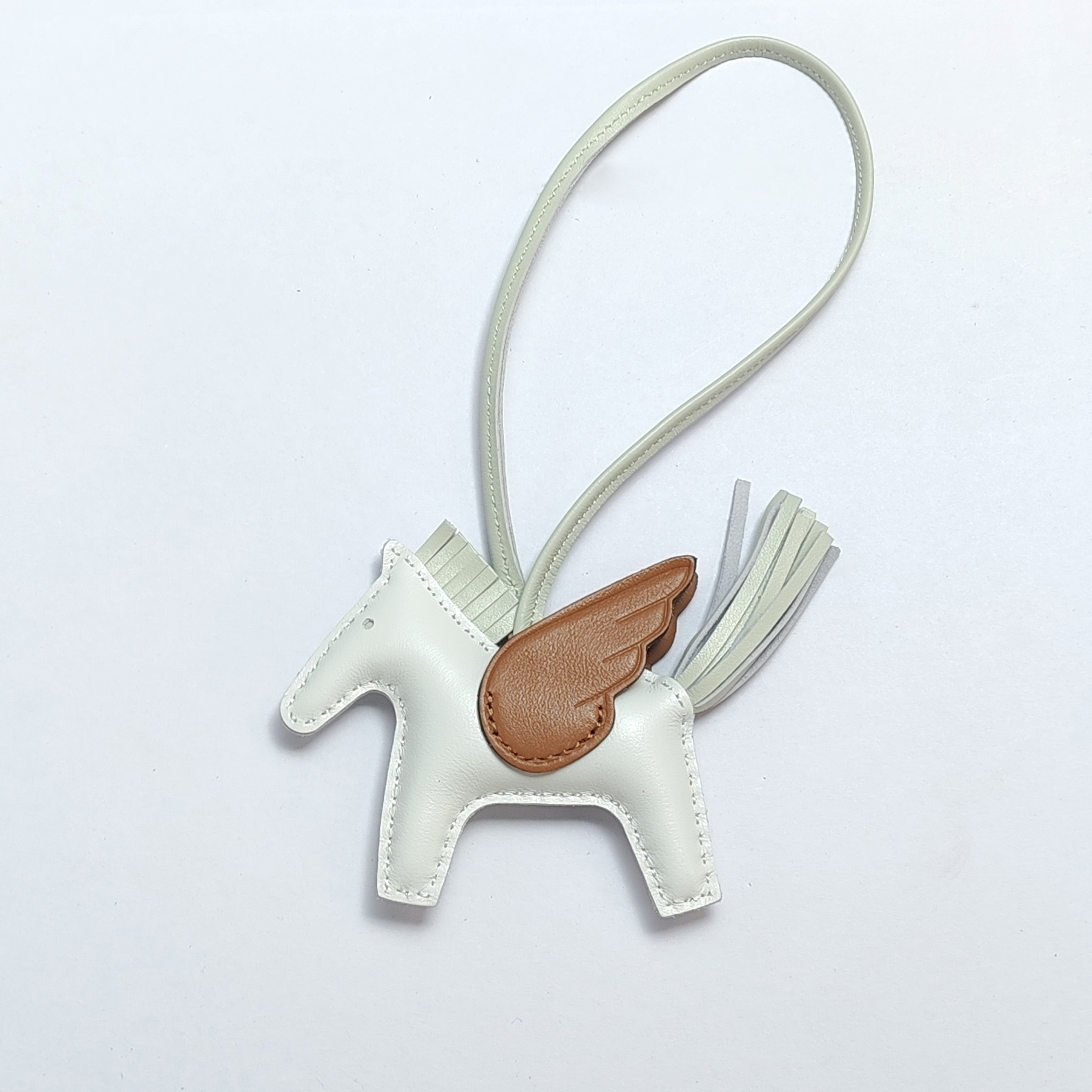 Cute Angel Little Pegasus Colgante Pit Edition H Home Colgante de bolso de caballo cosido a mano Colgante de cuero de oveja Llavero Colgante