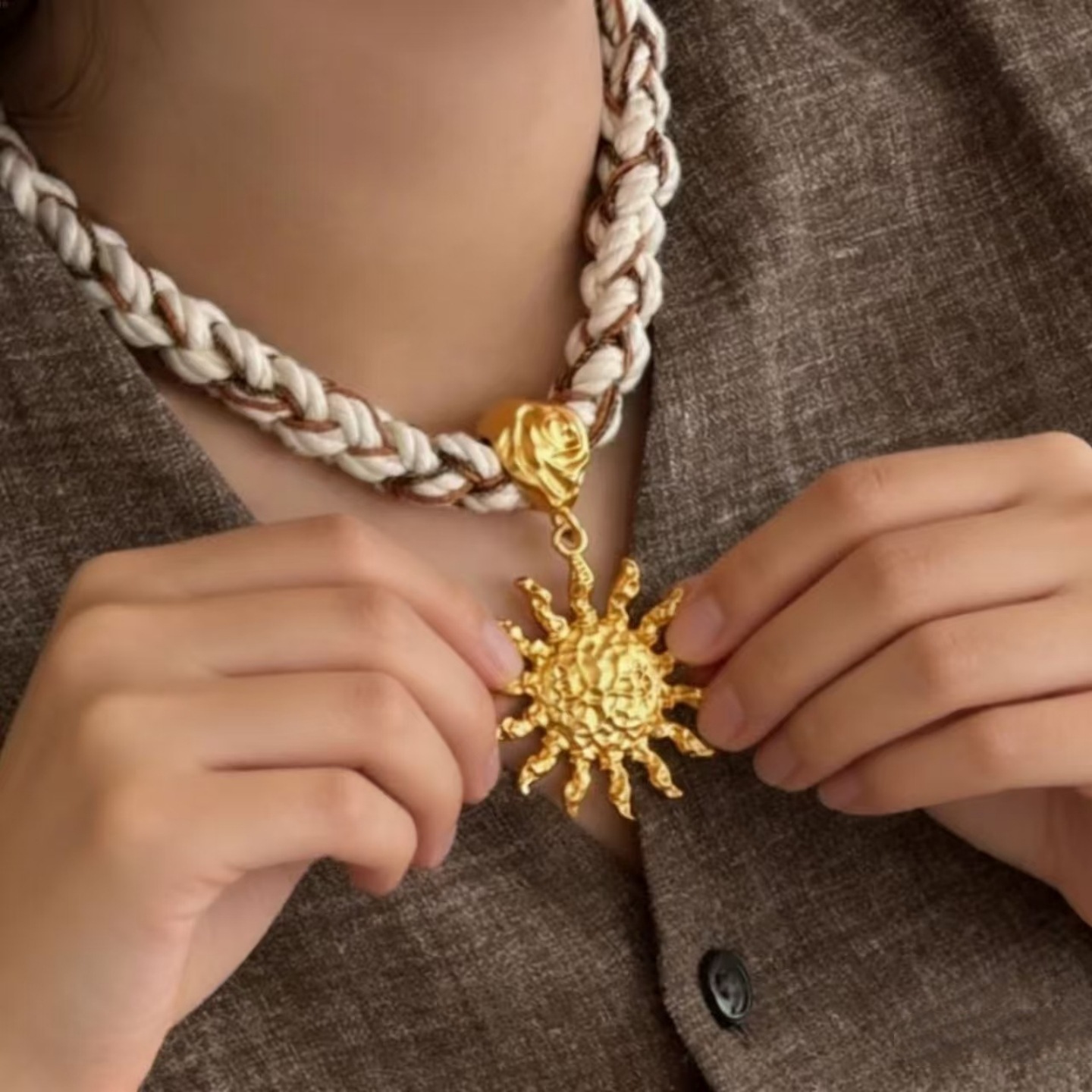 Lina Girl 25 jaar nieuwe gevlochten touw halsketting met gouden zonhanger voor dames, luxe choker met sleutelbeenketting_voghion.com