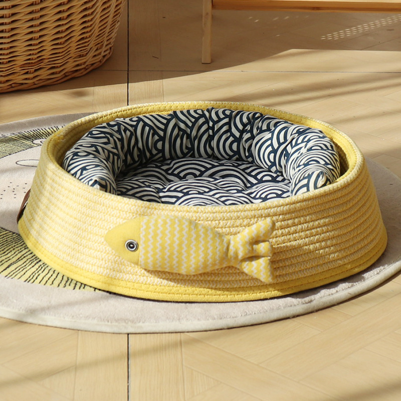 접힌 골판지 노란색 + 작은 물고기 + 파란색 면 패드 + 파란색 베개