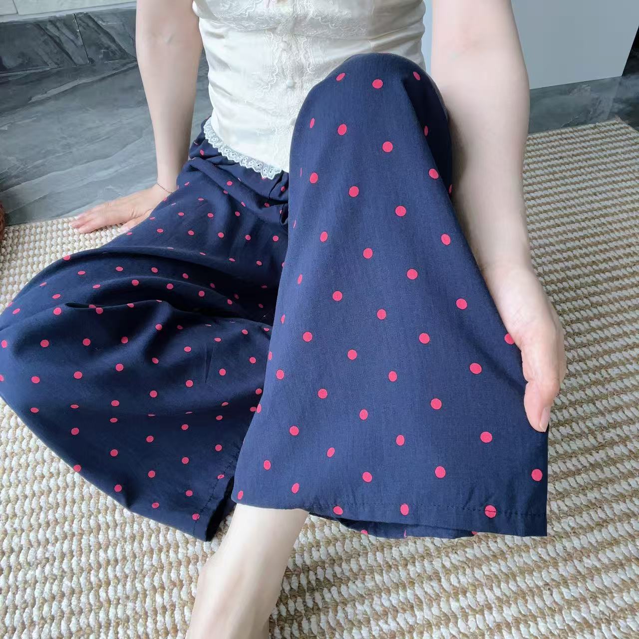 빨간색 점이 있는 새로운 64 파란색 배경