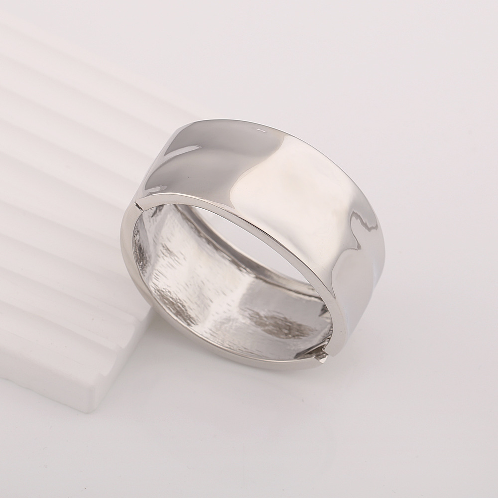 Cross-border manufacturers supplying wholesale personalized concave and convex metal-textured alloy open cuff bracelets in cold style directly to Europe and America.