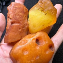 松岗工厂源头 琥珀蜜蜡批发天然蜜蜡原矿裸石原石手把件吊坠