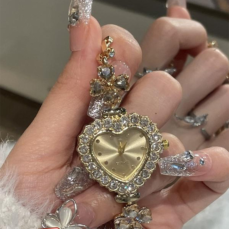 2026 New Model Diamond-Studded Flower Heart Bracelet Watch for Women, Luxurious and High-End, High-Value, Elegant Hand Accessory 2026 New Model Diamond-Studded Flower Heart Bracelet Watch for Women, Luxurious and High-End, High-Value, Elegant Hand Accessory