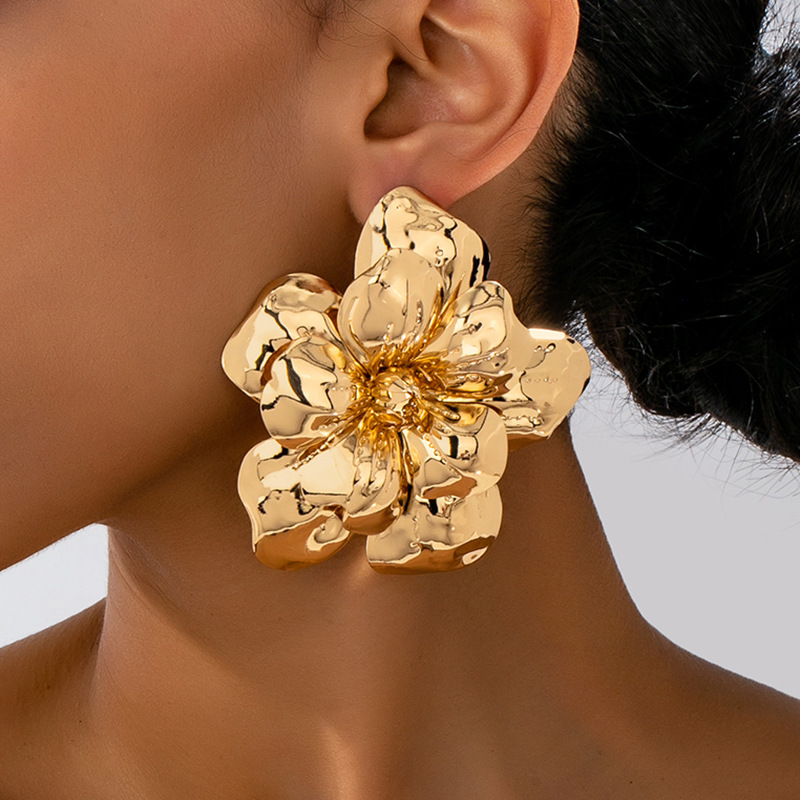 A Pair of Stylish Geometric Exaggerated Large Flower Earrings for Women for Everyday Wear A Pair of Stylish Geometric Exaggerated Large Flower Earrings for Women for Everyday Wear