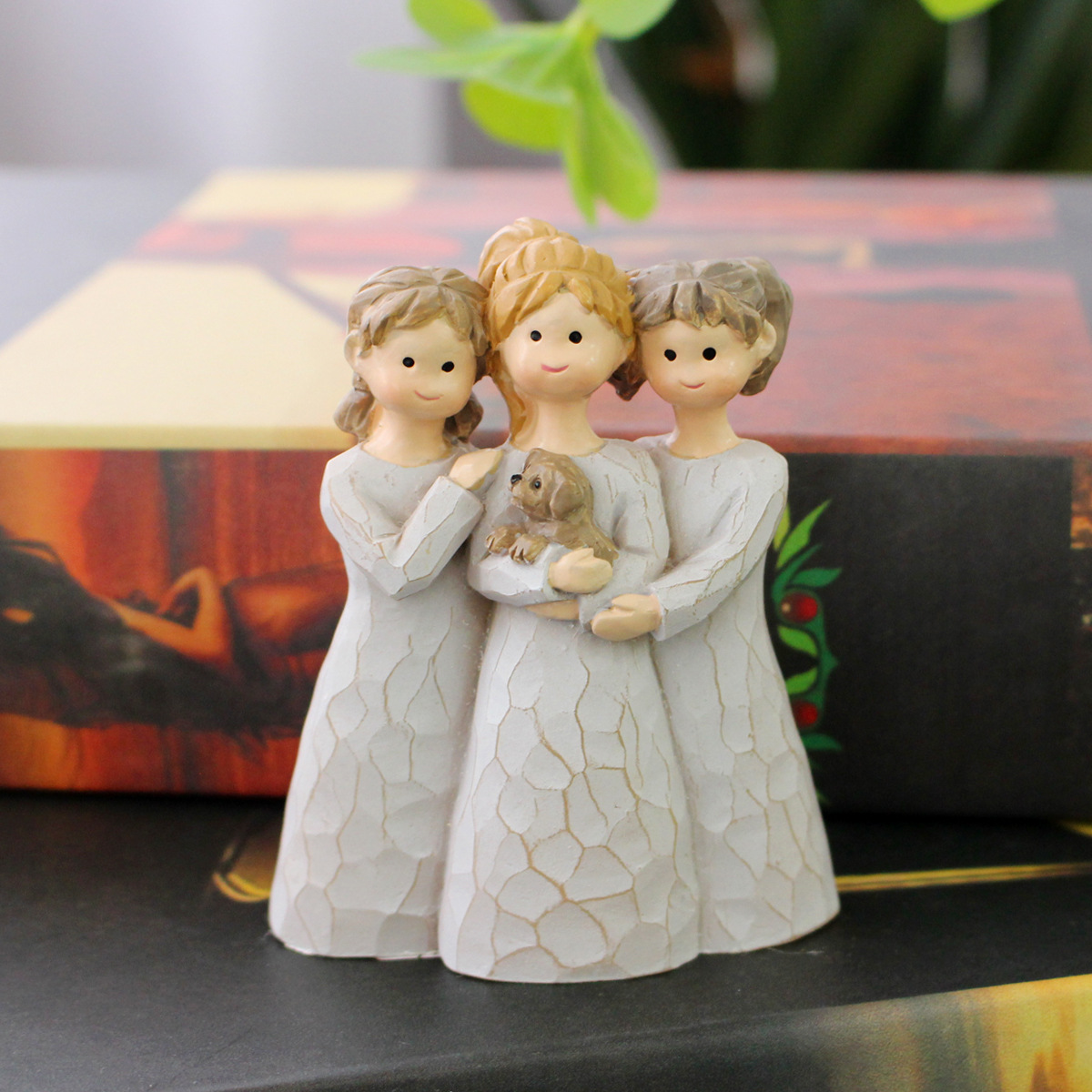  New Products Three Girls Statue Gift Mother and Daughter Embrace Resin Crafts Statue  
