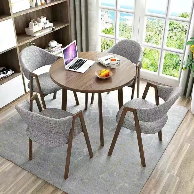 월넛 컬러의 원형 테이블 + 라이트 그레이 패브릭 의자