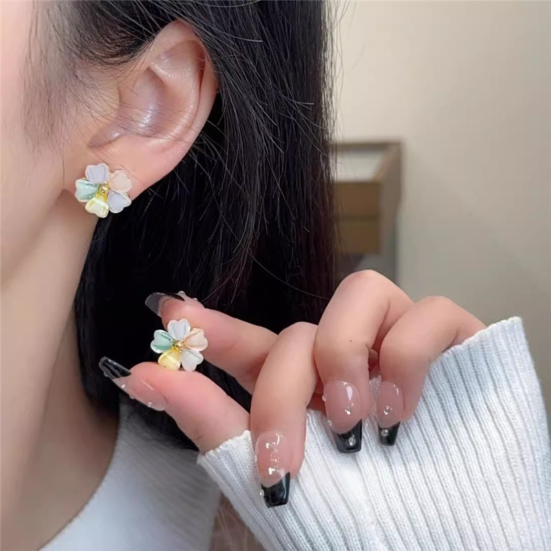 甘いカラフルな花のイヤリング 2025 新しいホットスタイルイヤリング女性のニッチデザインハイエンドの軽い豪華なイヤリング|undefined