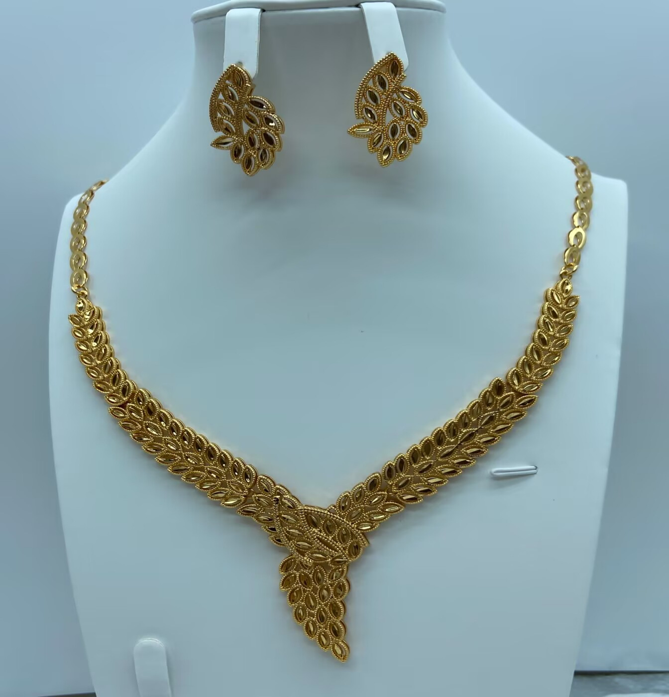 Transfronterizos de moda retro de Oriente Medio conjunto de joyería collar pendientes de boda banquete de bronce de lujo joyería dorada mujer