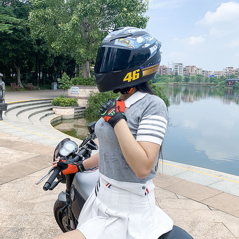 男性と女性のための Qike オートバイ ヘルメット、オールシーズンライダーのための冬のパーソナライズされた電気自動車ヘルメット、Bluetooth オートバイ フルフェイス ヘルメット