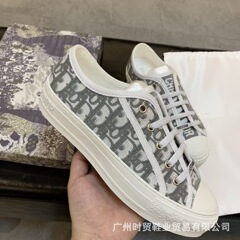 高バージョンのアルファベット刺繍ズック靴の女性が高くなりました。