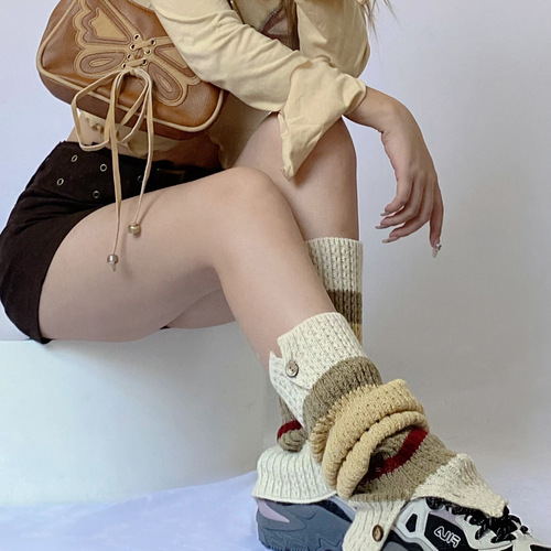 Autumn and winter retro button opening British American college hotties color matching contrasting colors piles of knitted wool leg covers and socks