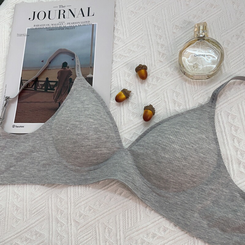 Comic-Style Bra with Outward Expansion and Lift for Women with Small Busts, Enhancing Flat Chests to Appear Larger, Seamless, Ultra-Thick Bra to Prevent Sagging
