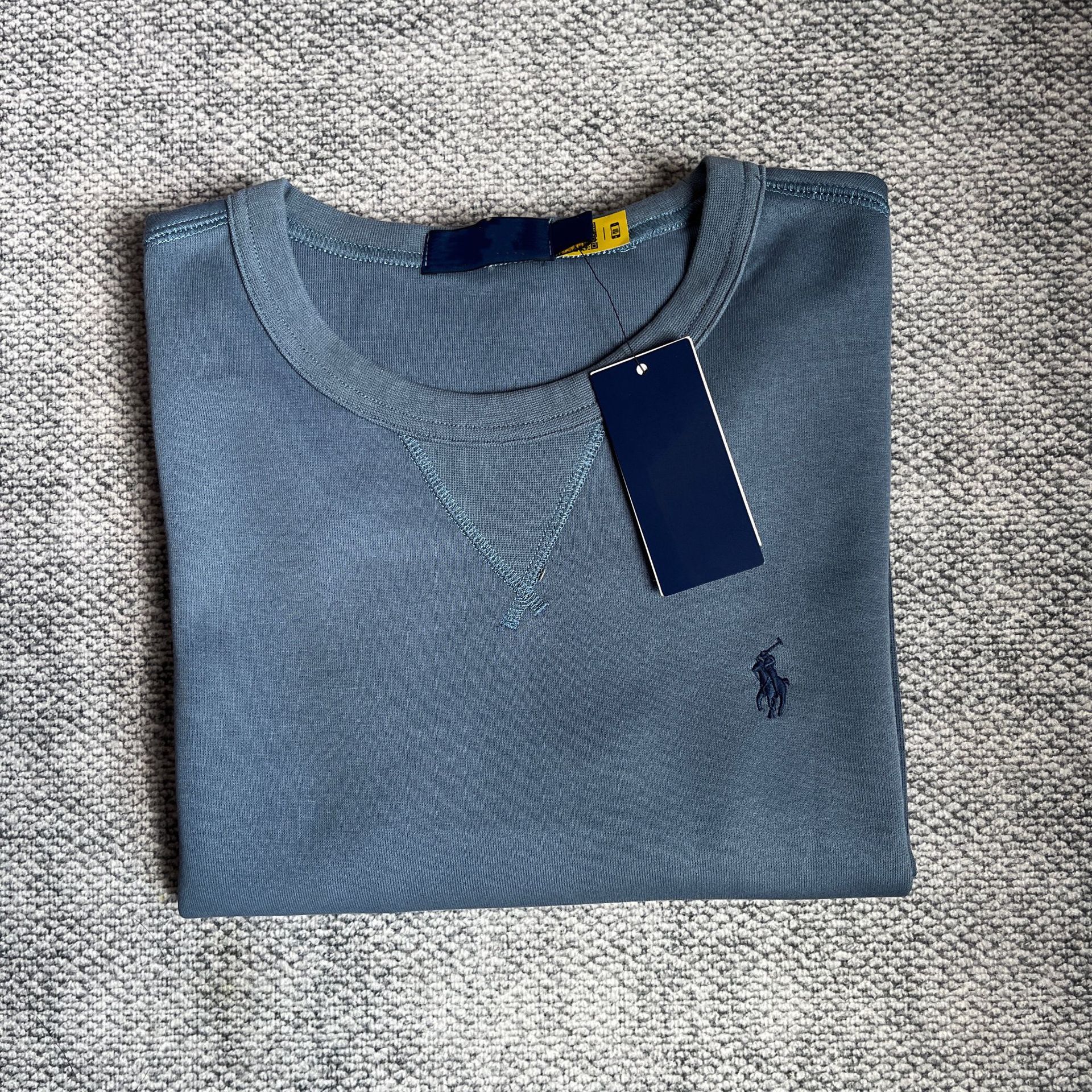 高品質のスキャン可能な馬の刺繍の純色の長袖のデザインの上着の丸首のガードルのカバーの男性