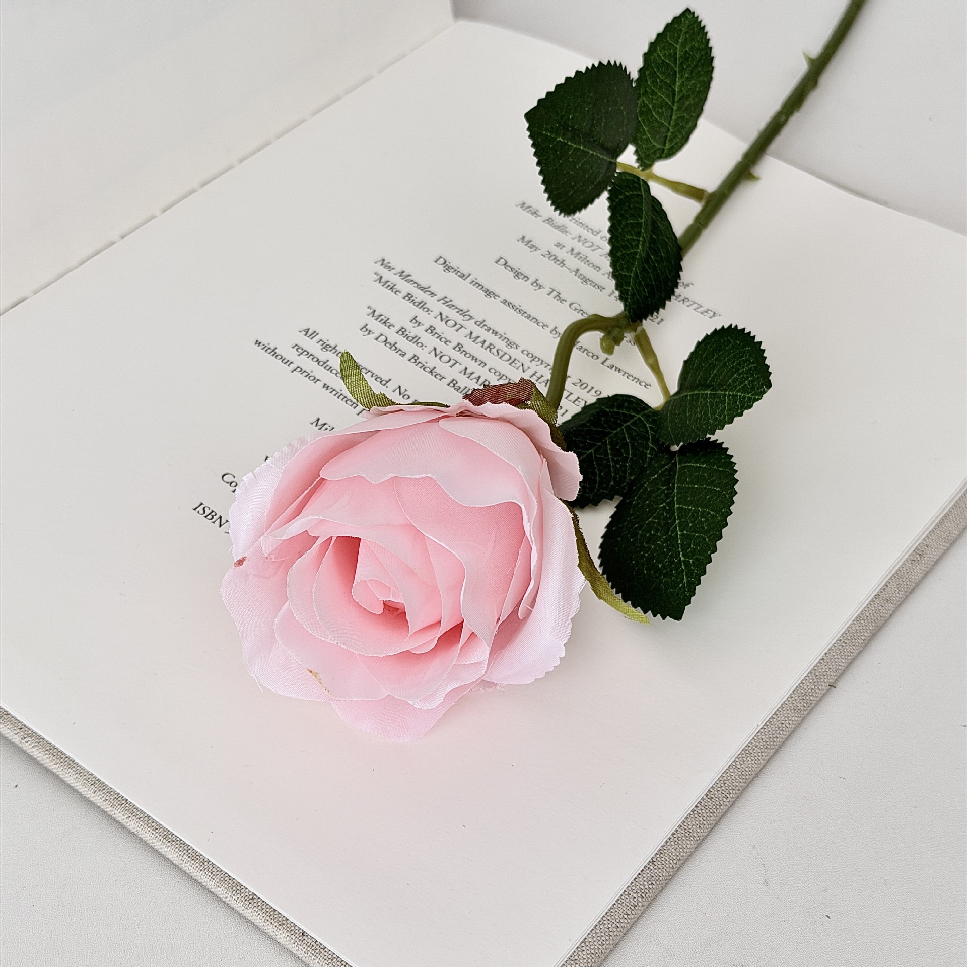 Rosas búlgaras de alta calidad imitación de seda ramo de flores falsas decoración de decoración de la mesa interior de la sala de estar