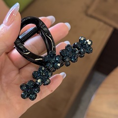 高級感のある黒系には水晶の花を入れるサメが挟んでいます。
